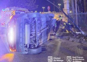 Herida una conductora tras volcar su vehículo al chocar contra un semáforo en Málaga