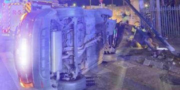 Herida una conductora tras volcar su vehículo al chocar contra un semáforo en Málaga