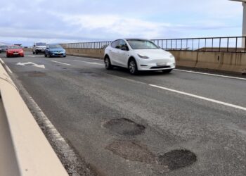 Ana Mata alerta al Gobierno de España de los numerosos desperfectos en el firme de la A7 y del peligro para la movilidad