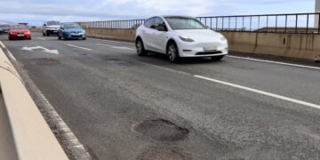 Ana Mata alerta al Gobierno de España de los numerosos desperfectos en el firme de la A7 y del peligro para la movilidad