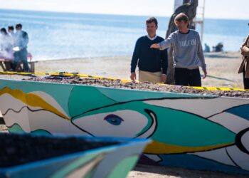 Marbella lleva a cabo la renovación artística de las barcas de moragas de las playas
