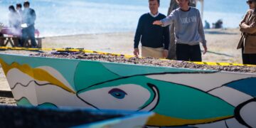 Marbella lleva a cabo la renovación artística de las barcas de moragas de las playas