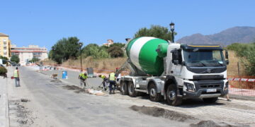 Estepona contrata los trabajos del nuevo Plan de Asfaltado, que prioriza calles y caminos del extrarradio