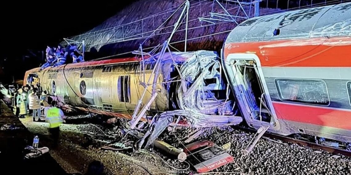 Al menos dos personas fallecidas tras descarrilar dos trenes en Córdoba