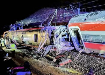Al menos dos personas fallecidas tras descarrilar dos trenes en Córdoba
