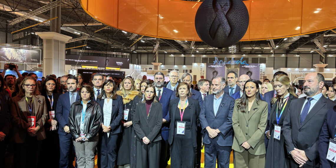 El minuto de silencio por las víctimas de Adamuz inaugura Fitur 2026