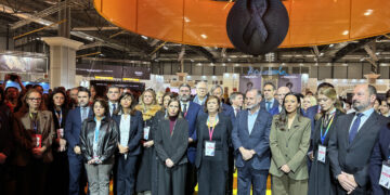 El minuto de silencio por las víctimas de Adamuz inaugura Fitur 2026