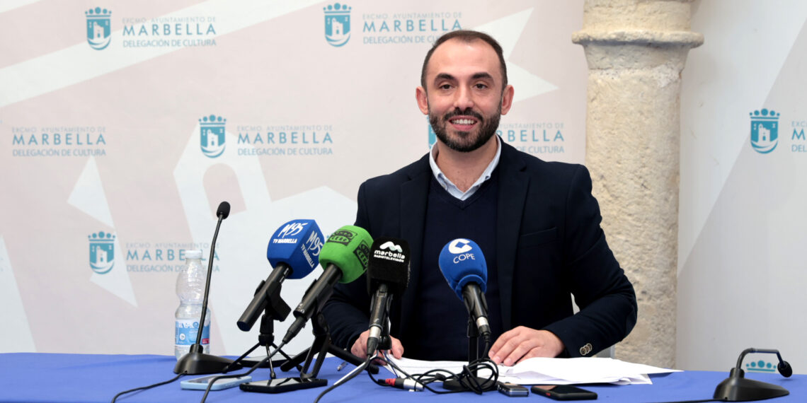 Marbella despliega un dispositivo especial de limpieza con más de 60 operarios y una veintena de barredoras