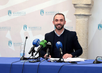 Marbella despliega un dispositivo especial de limpieza con más de 60 operarios y una veintena de barredoras