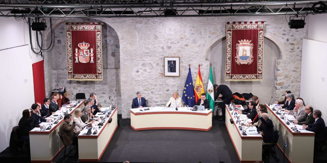 Marbella reclama al Gobierno una estimación real del padrón municipal para “una financiación estatal justa” y un protocolo urgente para retirar vehículos pesados averiados en la A7