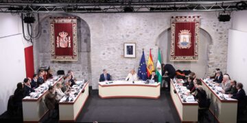 Marbella reclama al Gobierno una estimación real del padrón municipal para “una financiación estatal justa” y un protocolo urgente para retirar vehículos pesados averiados en la A7