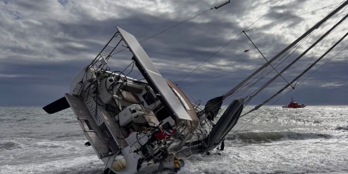 Alertan de un velero encallado en Estepona: dos personas iban a bordo y están a salvo