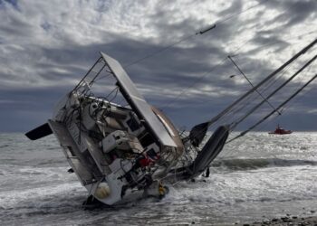 Alertan de un velero encallado en Estepona: dos personas iban a bordo y están a salvo