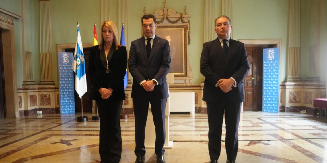 Juanma Moreno recuerda en Huelva a las víctimas del accidente: «El dolor que hoy sentimos es nuestro mayor homenaje»