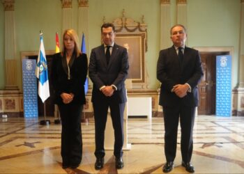 Juanma Moreno recuerda en Huelva a las víctimas del accidente: «El dolor que hoy sentimos es nuestro mayor homenaje»