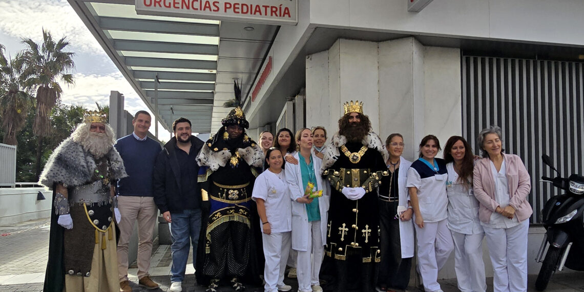 Los Reyes Magos llenan de ilusión el Hospital Quirónsalud Marbella