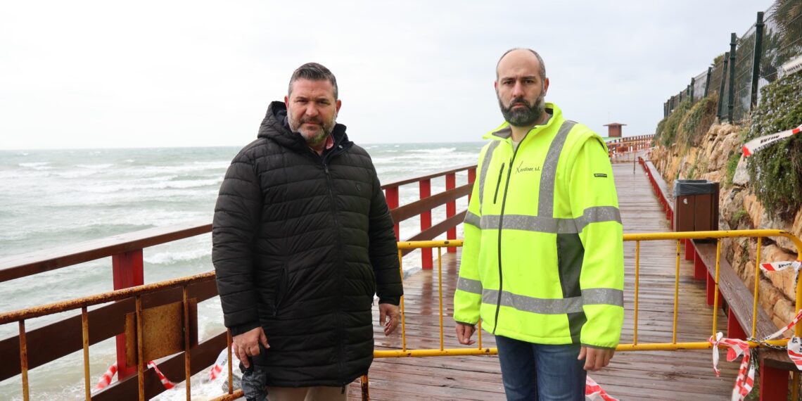 El arreglo del tramo de la Senda Litoral afectado por el temporal en El Capricho obligará a su desmontaje parcial y pilotaje