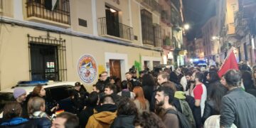 Okupan el antiguo edificio de Málaga Acoge en protesta por la venta a un fondo israelí