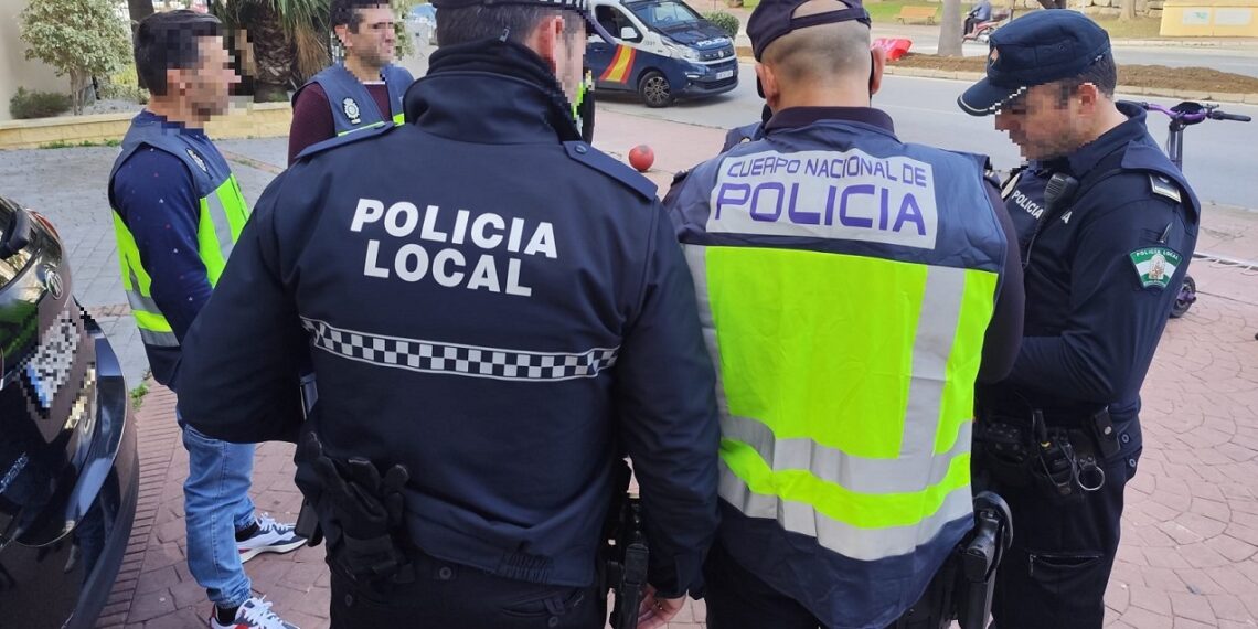 Agentes de la Policía Nacional y la Policía Local de Benalmádena coordinan esfuerzos en materia de prevención de robos en domicilios