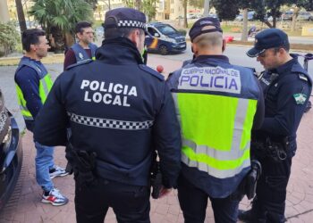Agentes de la Policía Nacional y la Policía Local de Benalmádena coordinan esfuerzos en materia de prevención de robos en domicilios