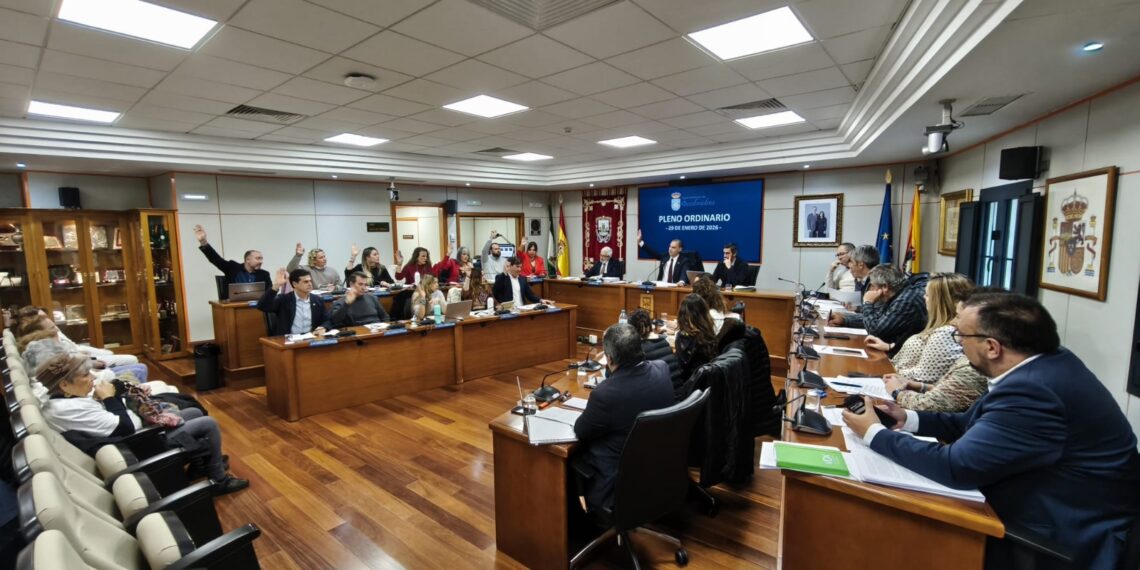 Aprobadas de manera definitiva las cuentas de 2026, con bajada de impuestos, superávit presupuestario y más de 30 millones de euros en inversiones