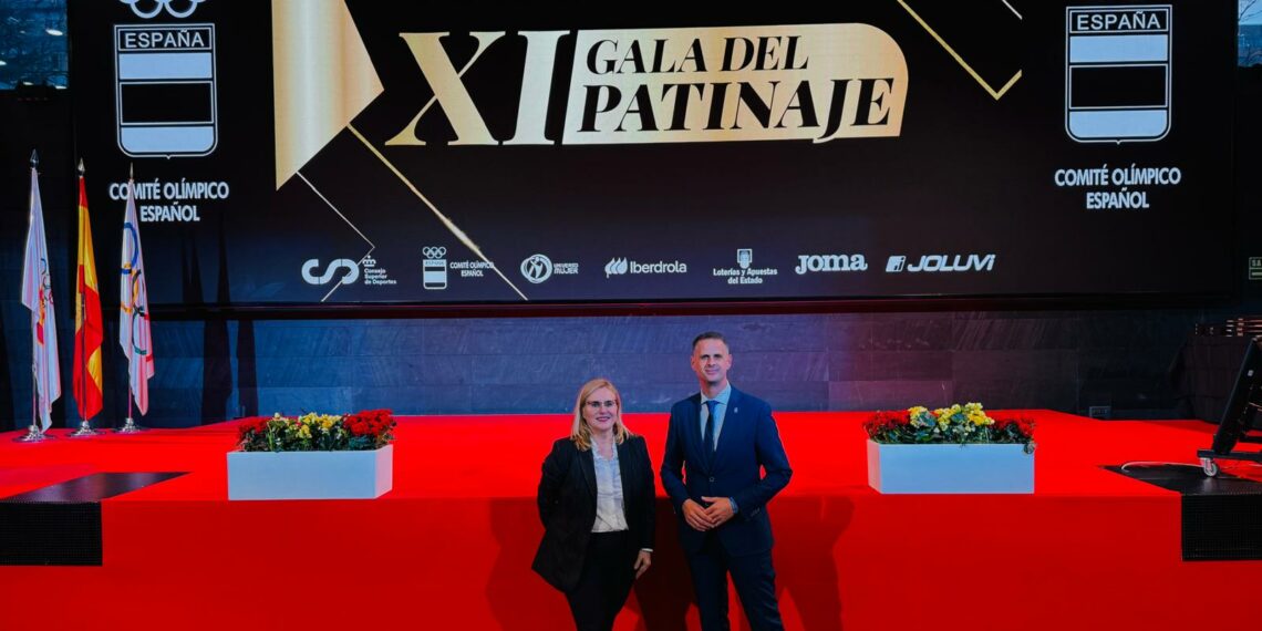 Ana Mula recibe en Madrid la Placa de Oro de la Federación Española de Patinaje al Ayuntamiento de Fuengirola