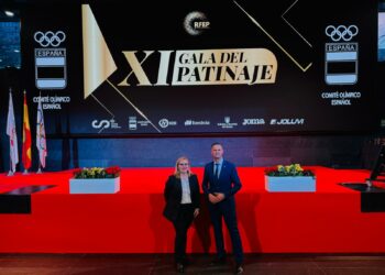 Ana Mula recibe en Madrid la Placa de Oro de la Federación Española de Patinaje al Ayuntamiento de Fuengirola