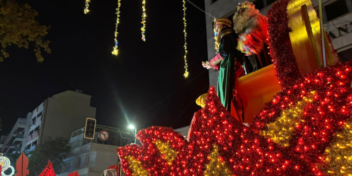 La borrasca Francis trae lluvia a la Costa del Sol y mantiene en vilo las cabalgatas de Reyes