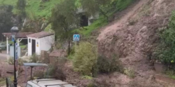 Casares sufre especialmente los estragos de Kristin: desprendimientos de tierra, árboles caídos, carreteras cortadas…