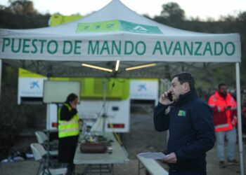 Juanma Moreno alaba «el calor humano del pueblo andaluz» para ayudar en Adamuz