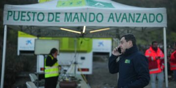 Juanma Moreno alaba «el calor humano del pueblo andaluz» para ayudar en Adamuz