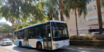 El Ayuntamiento de Estepona contrata la adquisición de nuevas marquesinas para las paradas de autobús