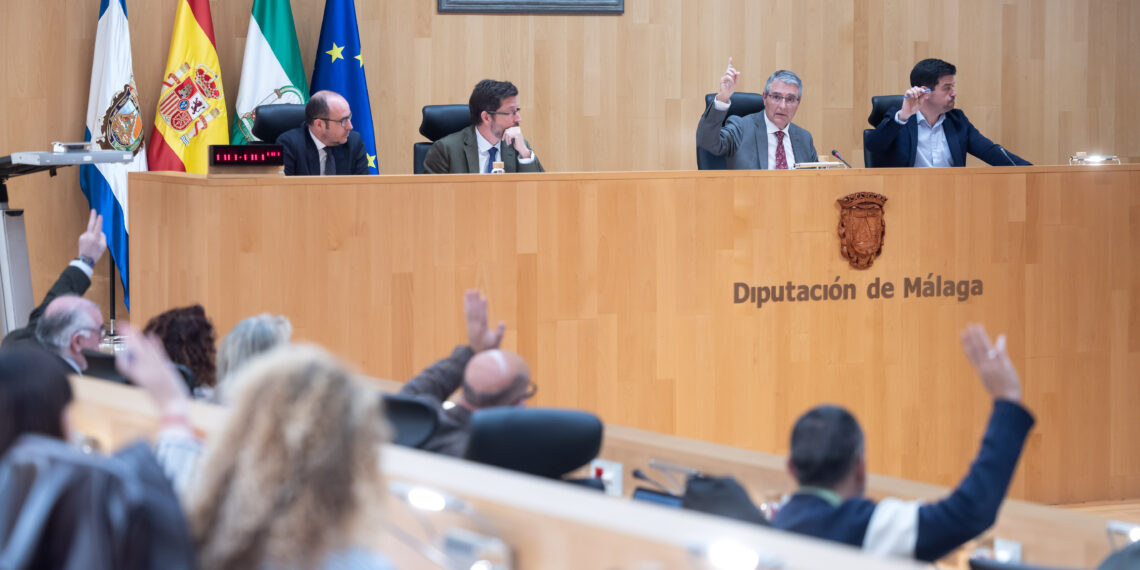 Diputación aprueba destinar dos millones de euros para la conservación de los 860 kilómetros de la red provincial de carreteras