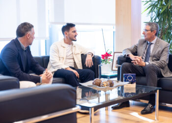 Francisco Salado recibe a Damián Quintero tras su retirada de la competición