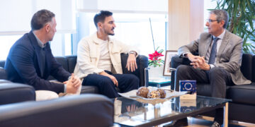 Francisco Salado recibe a Damián Quintero tras su retirada de la competición