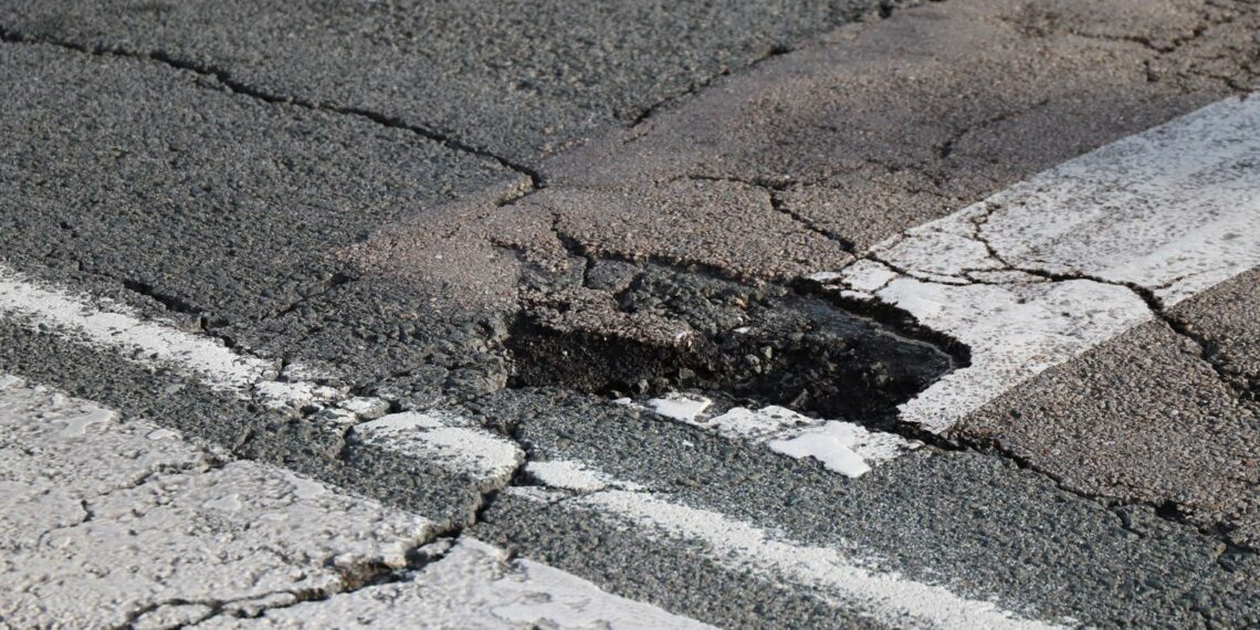 El Ayuntamiento de Marbella inicia un plan urgente para reparar los daños causados por las lluvias en las calles