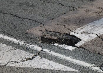 El Ayuntamiento de Marbella inicia un plan urgente para reparar los daños causados por las lluvias en las calles