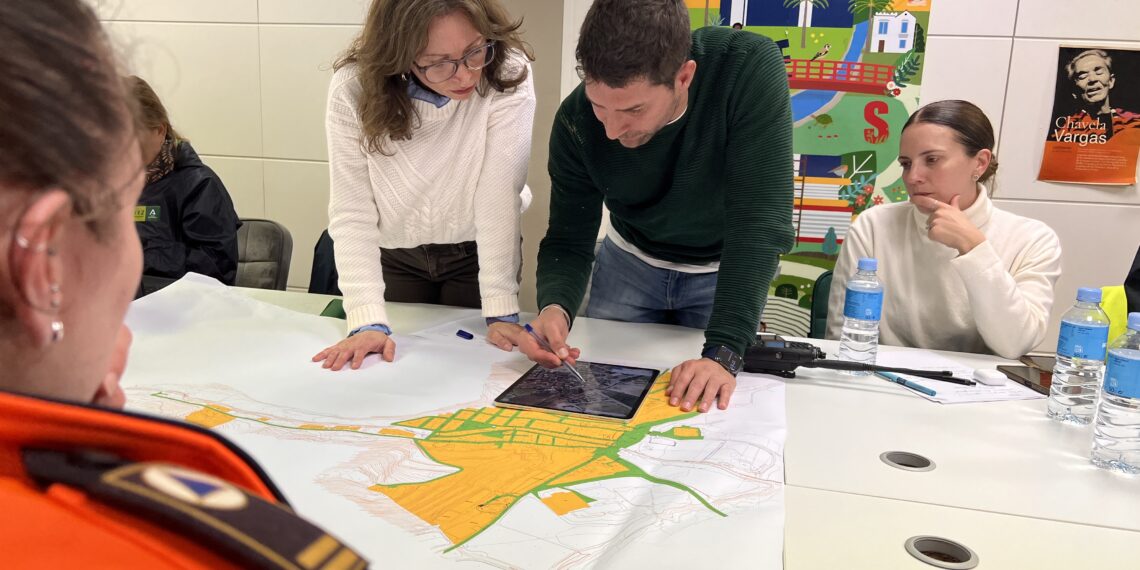 El Puesto de Mando Avanzado de Casares coordina la asistencia a los 1.500 vecinos aislados de Secadero tras la crecida del Río Guadiaro