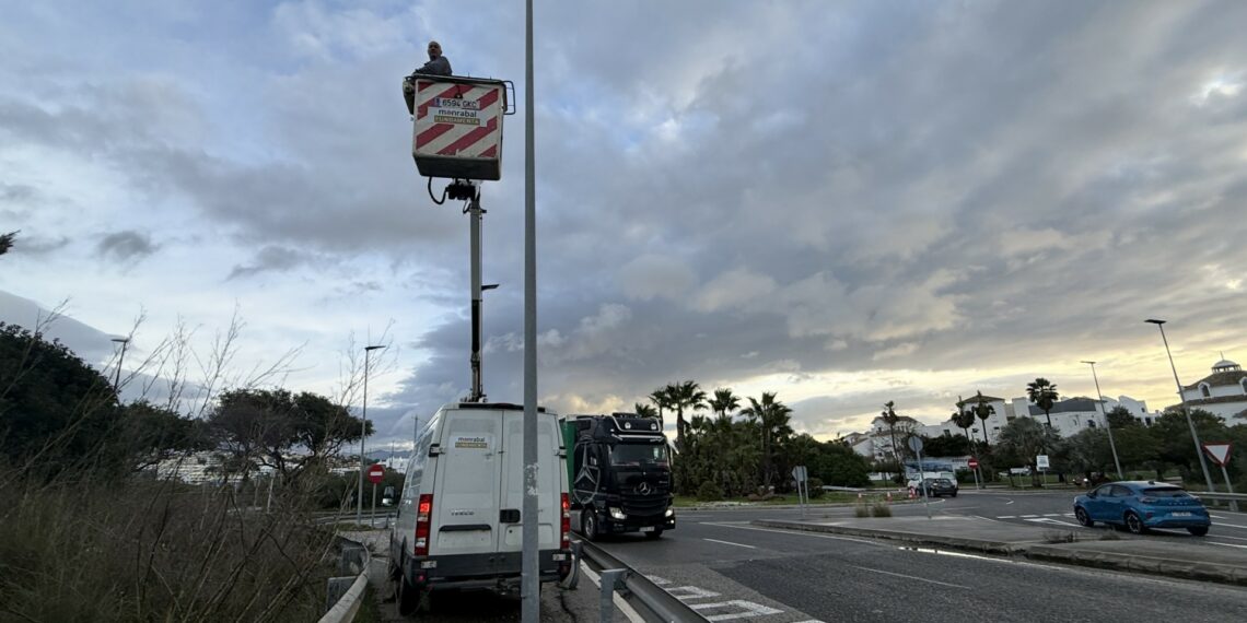 El Ayuntamiento de Estepona mejora la seguridad de la rotonda de ‘Las Hormigas’ en la A-7