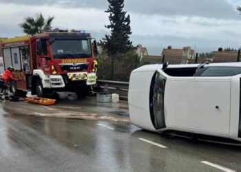 Un herido tras volcar su vehículo y salirse de la vía en Rincón de la Victoria