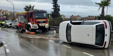 Un herido tras volcar su vehículo y salirse de la vía en Rincón de la Victoria
