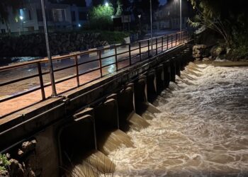 Bomberos realizan un rescate de alto riesgo en Río Verde, Marbella, tras una imprudencia