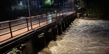 Bomberos realizan un rescate de alto riesgo en Río Verde, Marbella, tras una imprudencia