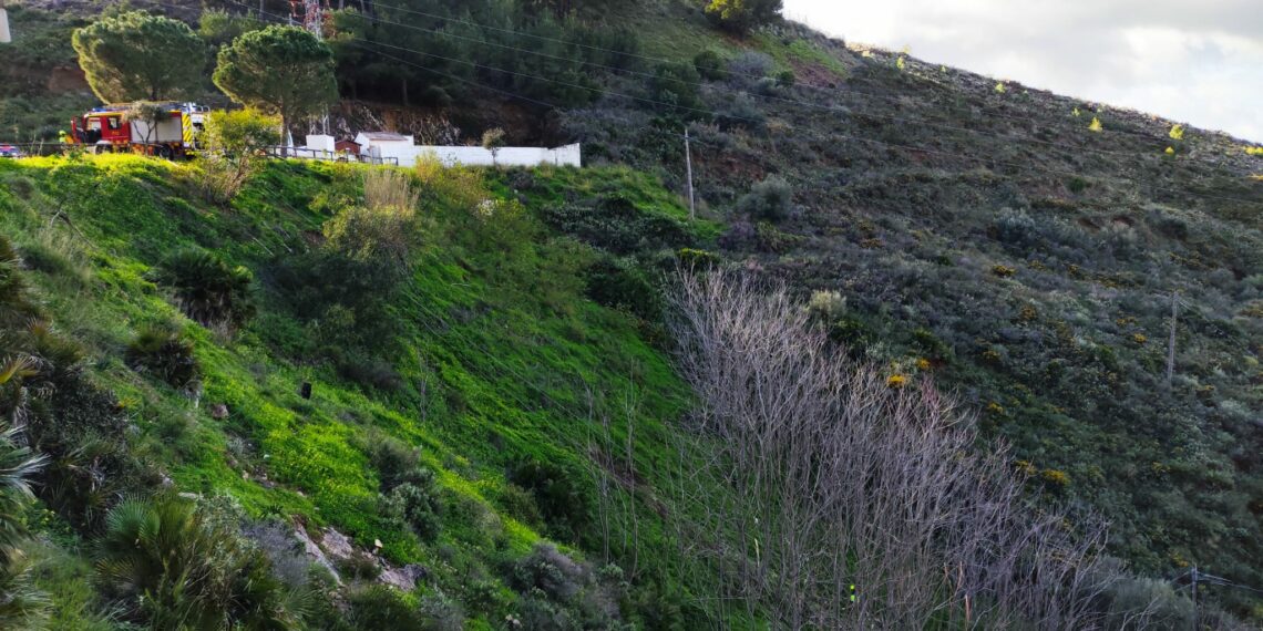 Rescatan a un hombre que había caído por un terraplén con su vehículo en Mijas