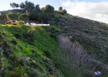 Rescatan a un hombre que había caído por un terraplén con su vehículo en Mijas