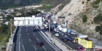 Un techo de un camión cae sobre un turismo y provoca más de 3 km de retenciones en la A-7