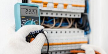 El Ayuntamiento de Torremolinos alerta de cortes de luz en las calles San Ginés y Mar