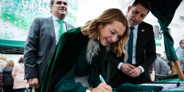 Casares recoge firmas para que el Día de Andalucía sea reconocido como Acontecimiento de Interés Turístico