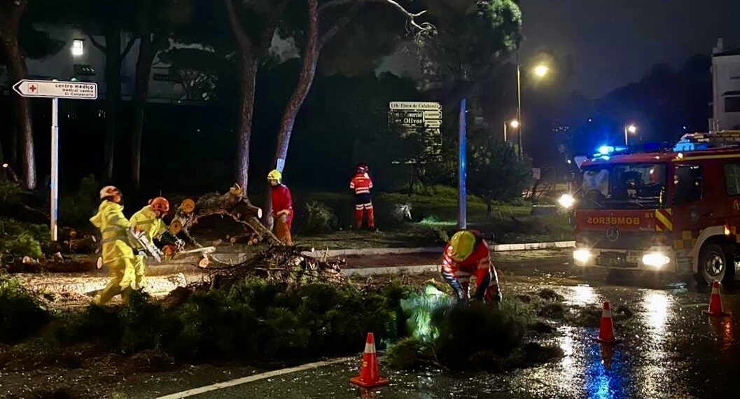 Mijas envía efectivos de Bomberos como refuerzo a San Martín del Tesorillo por las inundaciones