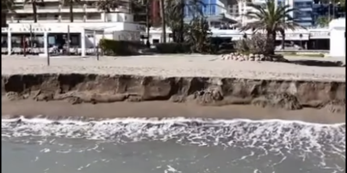 «Ni sobreactuamos ni hiperventilamos», así responde Torremolinos ante las acusaciones de Javier Salas sobre el estado de sus playas